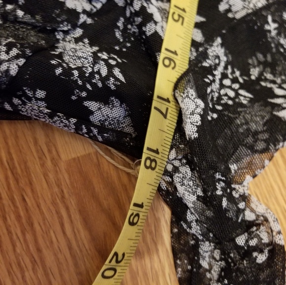 Black/white floral cold-shoulder top - Picture 6 of 6